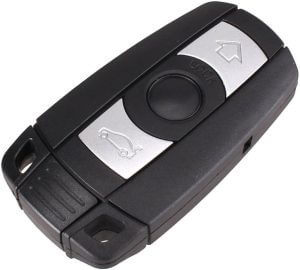 Clé de voiture noire avec boutons argentés