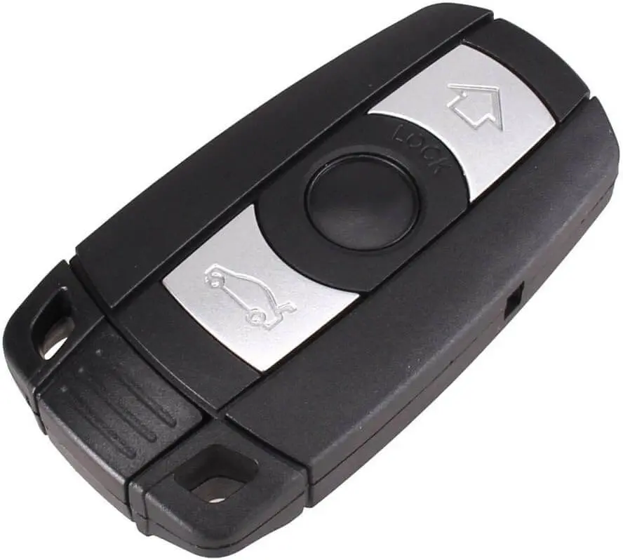 Clé de voiture noire avec boutons argentés